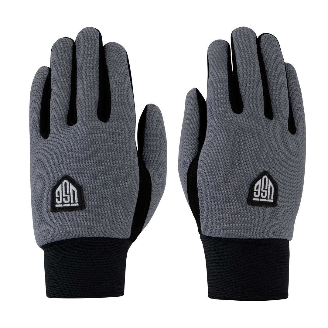 Winter golf gloves in dark gray textured fabric with black fingers, wrist cuffs and small logo emblems; Warm Fit – Winter Golf Glove